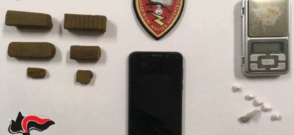 Scende dal treno con sei dosi di eroina e a casa ha 60 grammi di hashish: denunciato un ventiduenne